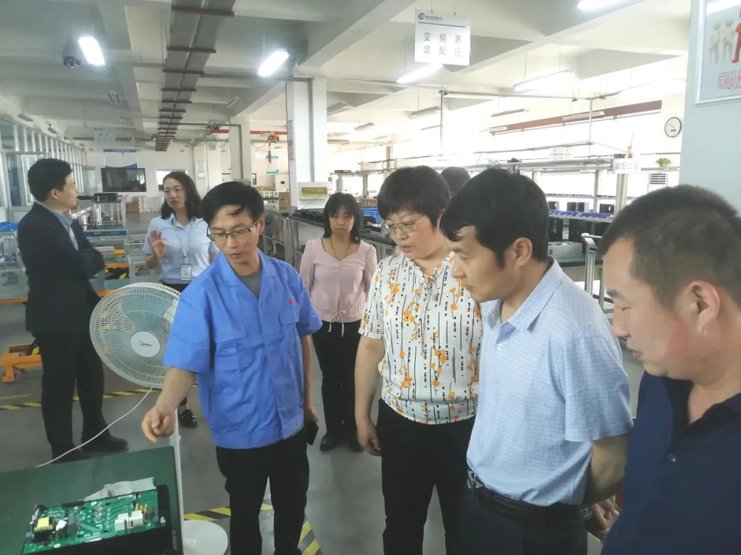 兵團第十一師領導蒞臨西馳電氣考察交流(圖2) 兵團第十一師領導蒞臨西馳電氣考察交流(圖2)